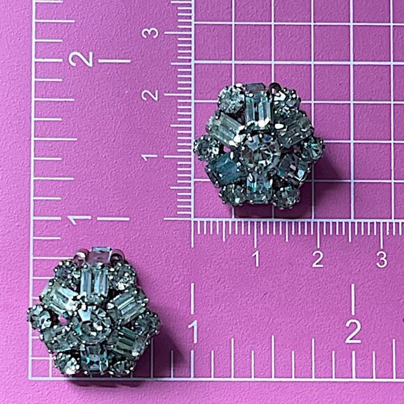 Vintage 50s WEISS Snowflake Clear Rhinestone Earrings Clip Back Prong Set Signed - Picture 5 of 9